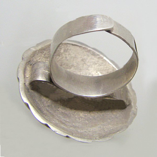 (r1323)Anillo de plata de grandes dimensiones.